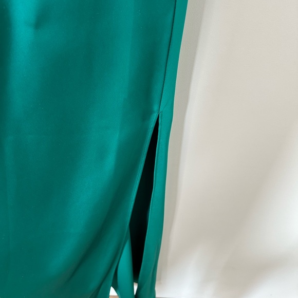 There was one emerald maxi dress - Picture 4 of 5